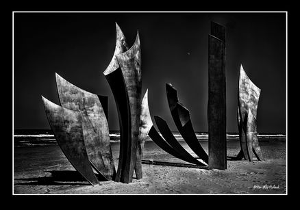 Krigsmonument på Omaha Beach, Normandie, Frankrike